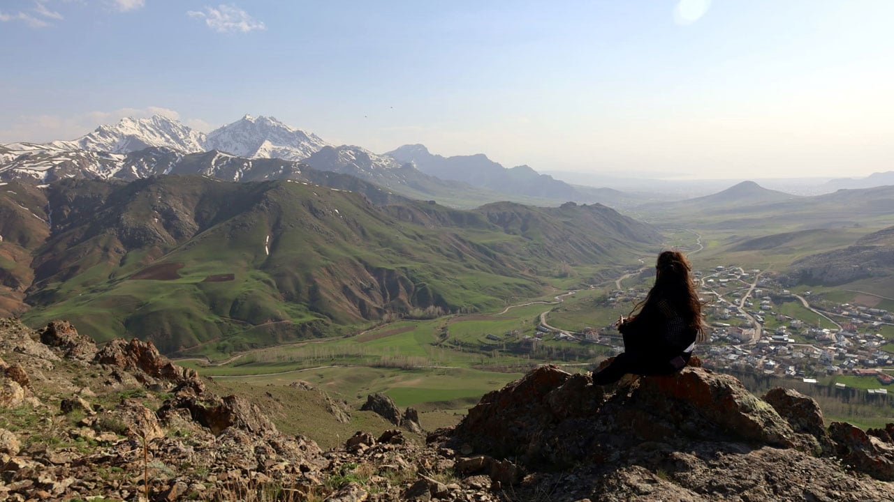 Foto - Bir yanda kar, bir yanda yeşillik! Erek Dağı’nda bahar manzarası 
