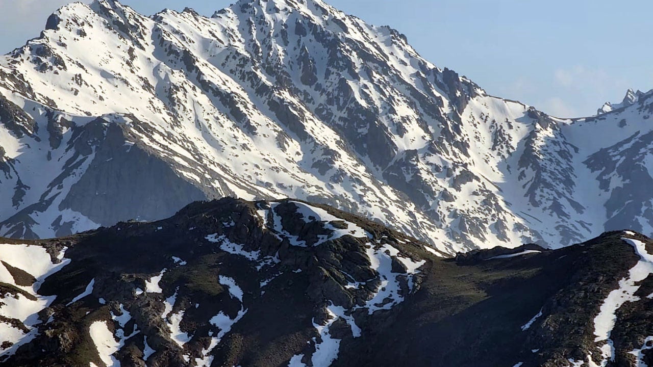 Bir yanda kar, bir yanda yeşillik! Erek Dağı’nda bahar manzarası 