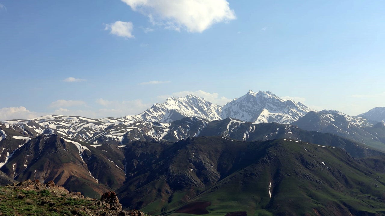 Foto - Bir yanda kar, bir yanda yeşillik! Erek Dağı’nda bahar manzarası 
