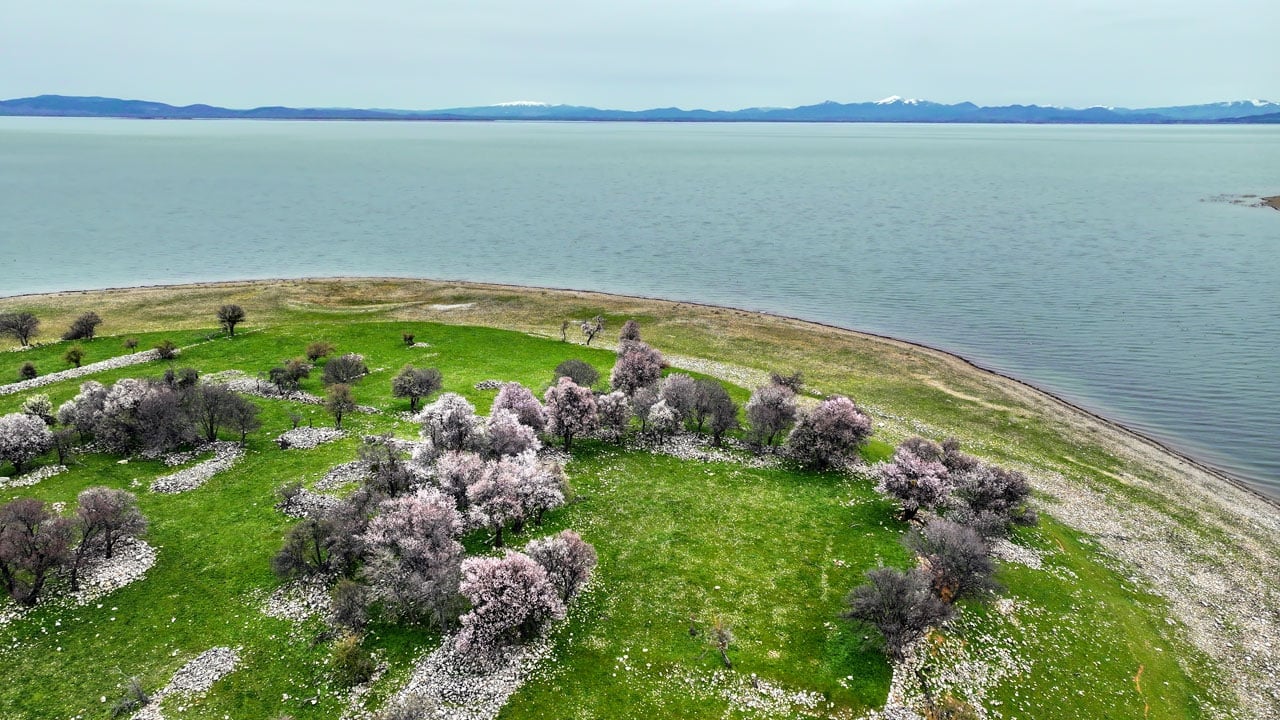 Foto - Bir yanda kış, bir yanda bahar! Beyşehir Gölü çevresinde kartpostallık manzara 
