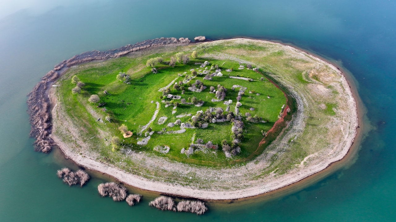 Foto - Bir yanda kış, bir yanda bahar! Beyşehir Gölü çevresinde kartpostallık manzara 