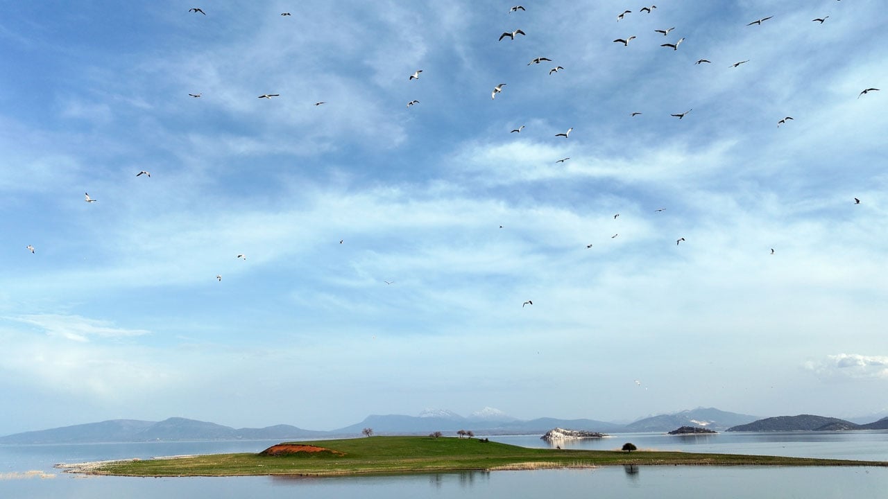 Foto - Bir yanda kış, bir yanda bahar! Beyşehir Gölü çevresinde kartpostallık manzara 