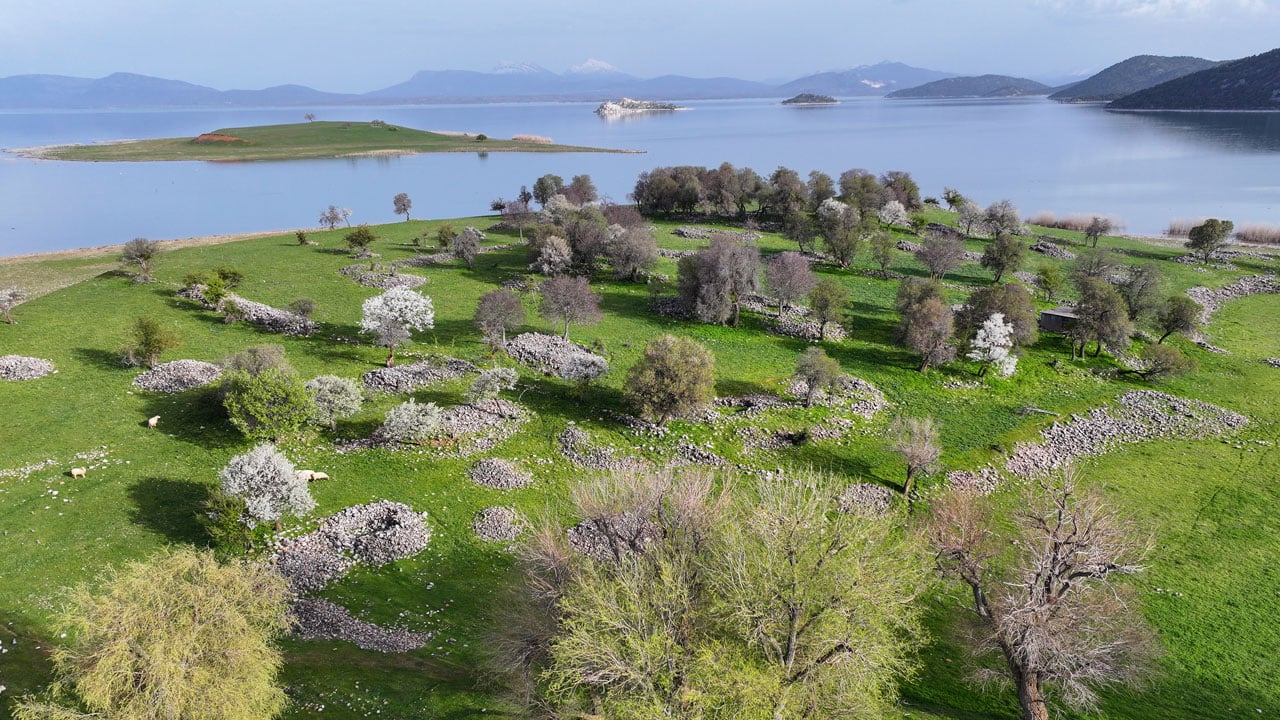 Foto - Bir yanda kış, bir yanda bahar! Beyşehir Gölü çevresinde kartpostallık manzara 
