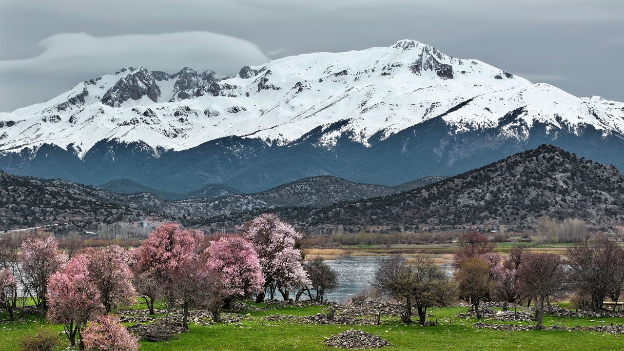 Bir yanda kış, bir yanda bahar! Beyşehir Gölü çevresinde kartpostallık manzara 