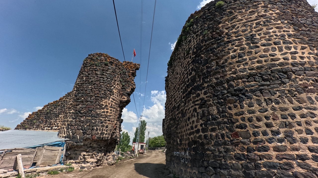 Foto - Bir yanı surlarla bir yanı uçurumlarla çevrili! Türkiye’deki bu köyü çok az kişi biliyor