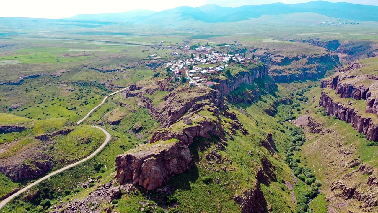 Foto - Bir yanı surlarla bir yanı uçurumlarla çevrili! Türkiye’deki bu köyü çok az kişi biliyor