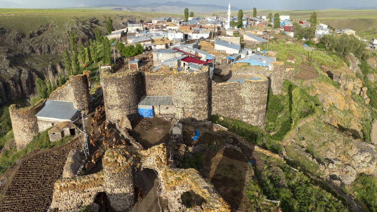 Foto - Bir yanı surlarla bir yanı uçurumlarla çevrili! Türkiye’deki bu köyü çok az kişi biliyor