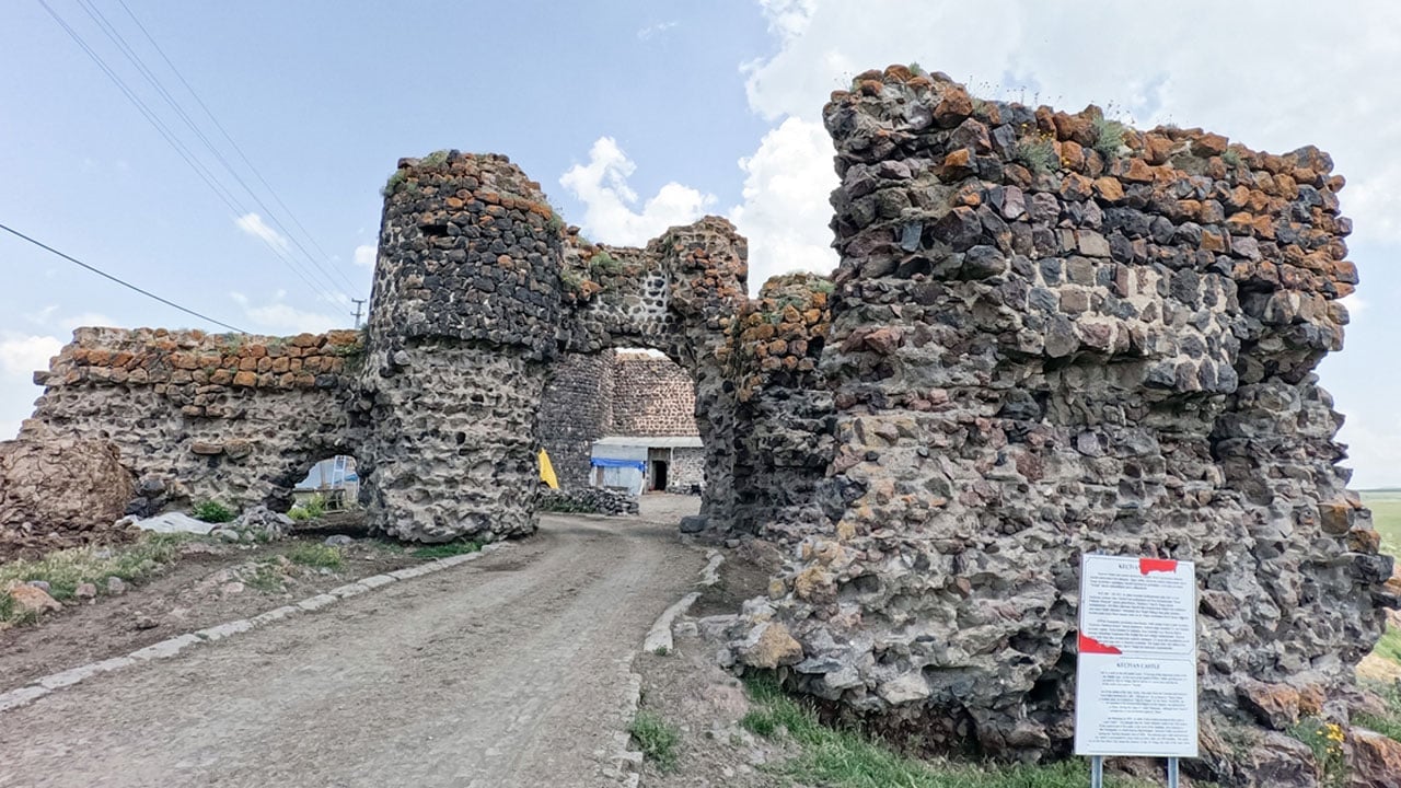 Foto - Bir yanı surlarla bir yanı uçurumlarla çevrili! Türkiye’deki bu köyü çok az kişi biliyor