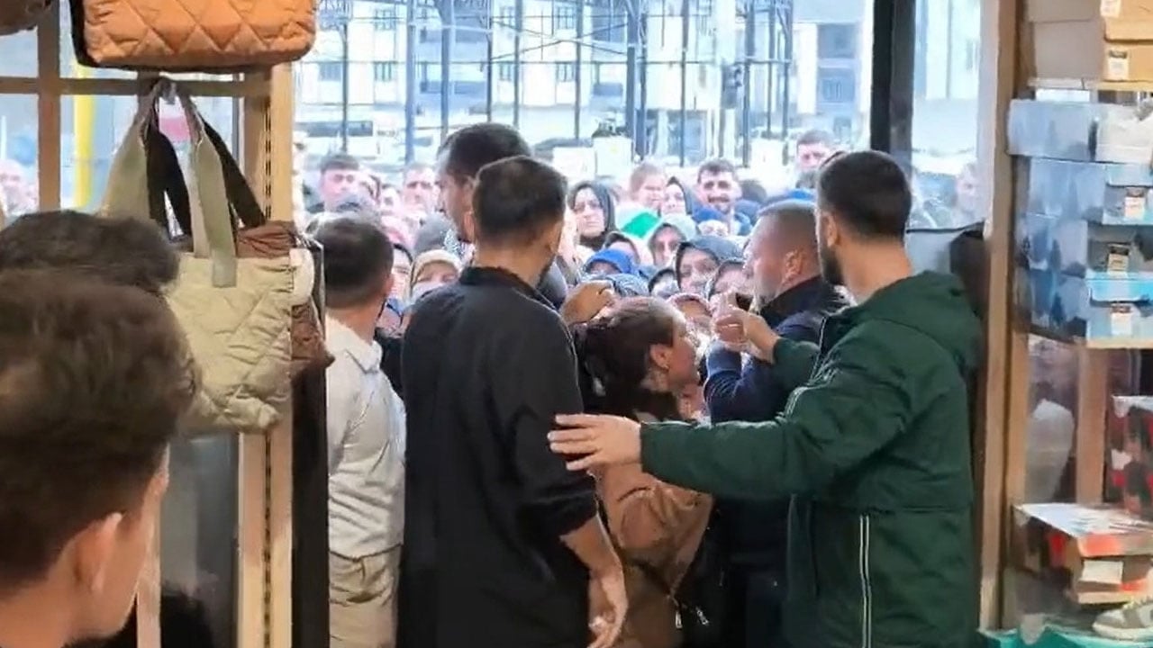 Foto - Birbirleriyle yarıştılar! 10 TL'lik fiyatı duyan o mağazaya akın etti