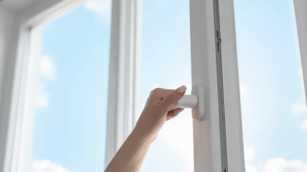 Foto - Birçok kişinin otomatik refleksi... Yağmur yağarken sakın pencereleri kapatmayın!