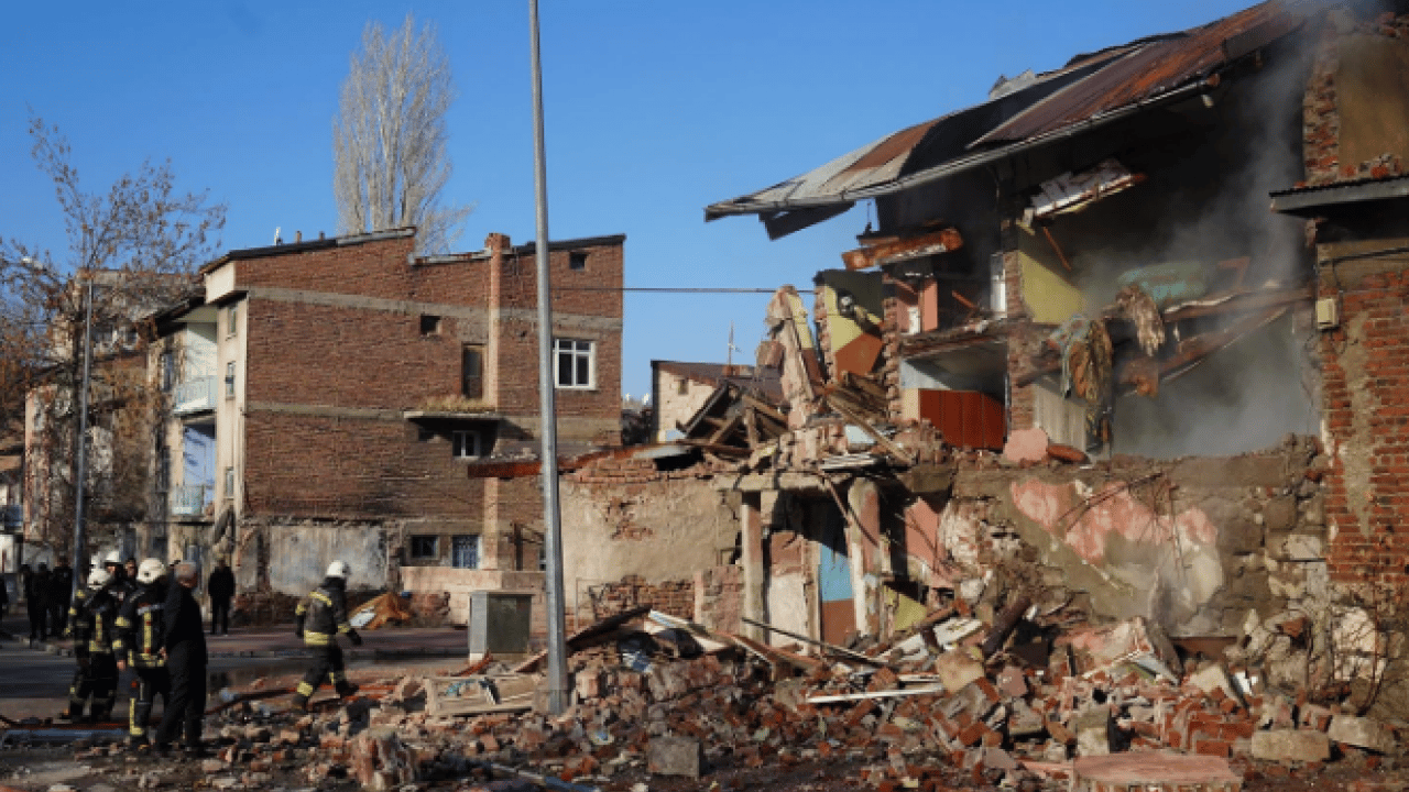 Foto - Birçok noktada patlama oldu! Erzurum'da korkutan görüntü