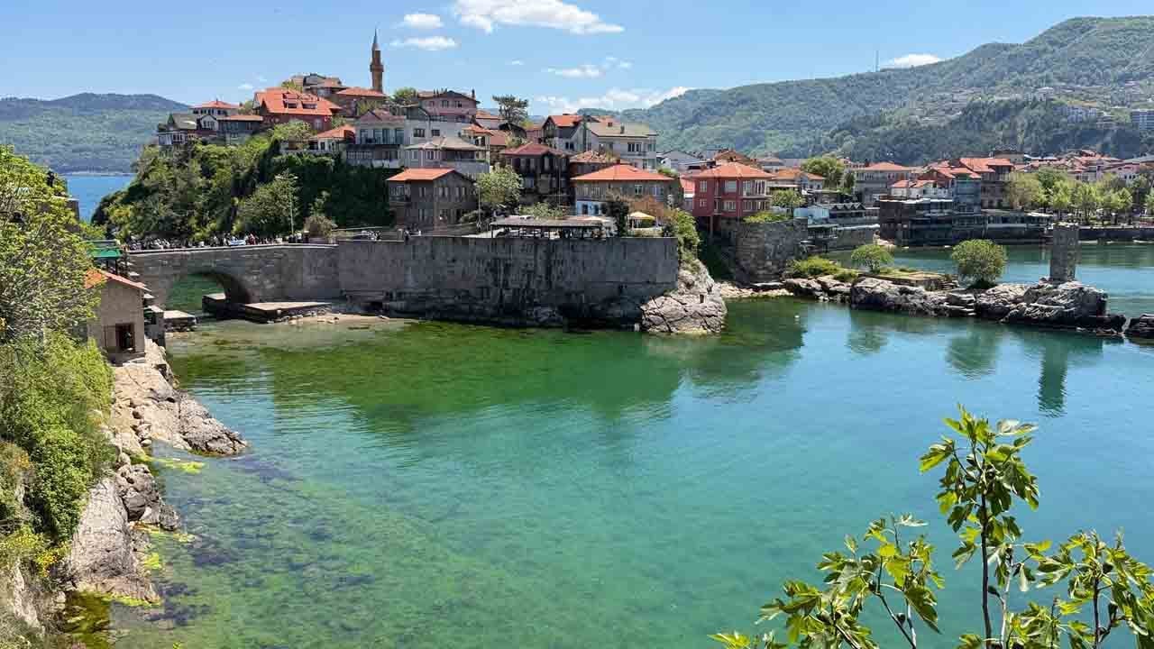 Birçok ülkenin nüfusundan bile fazla: Bayramda dolup taşan ilçe