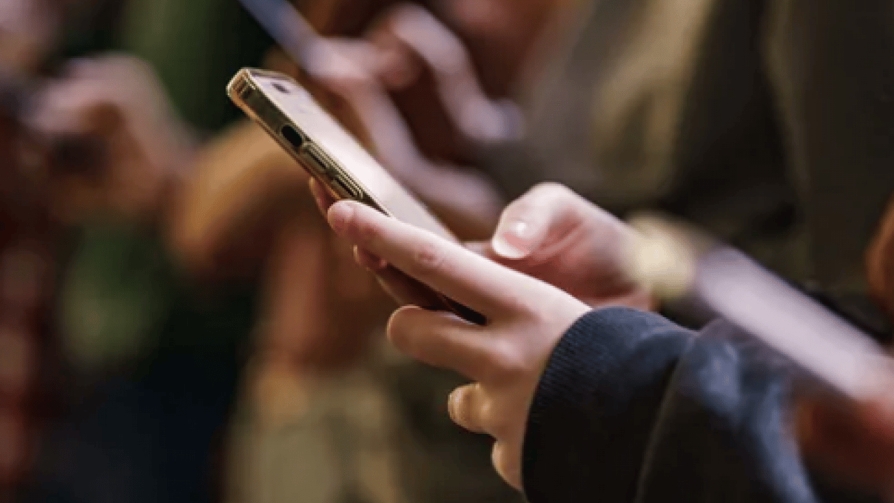 Foto - Birer koruma aparatı... Kılıf seçerken sakın bu 5 hatayı yapmayın! Meğer telefonları...