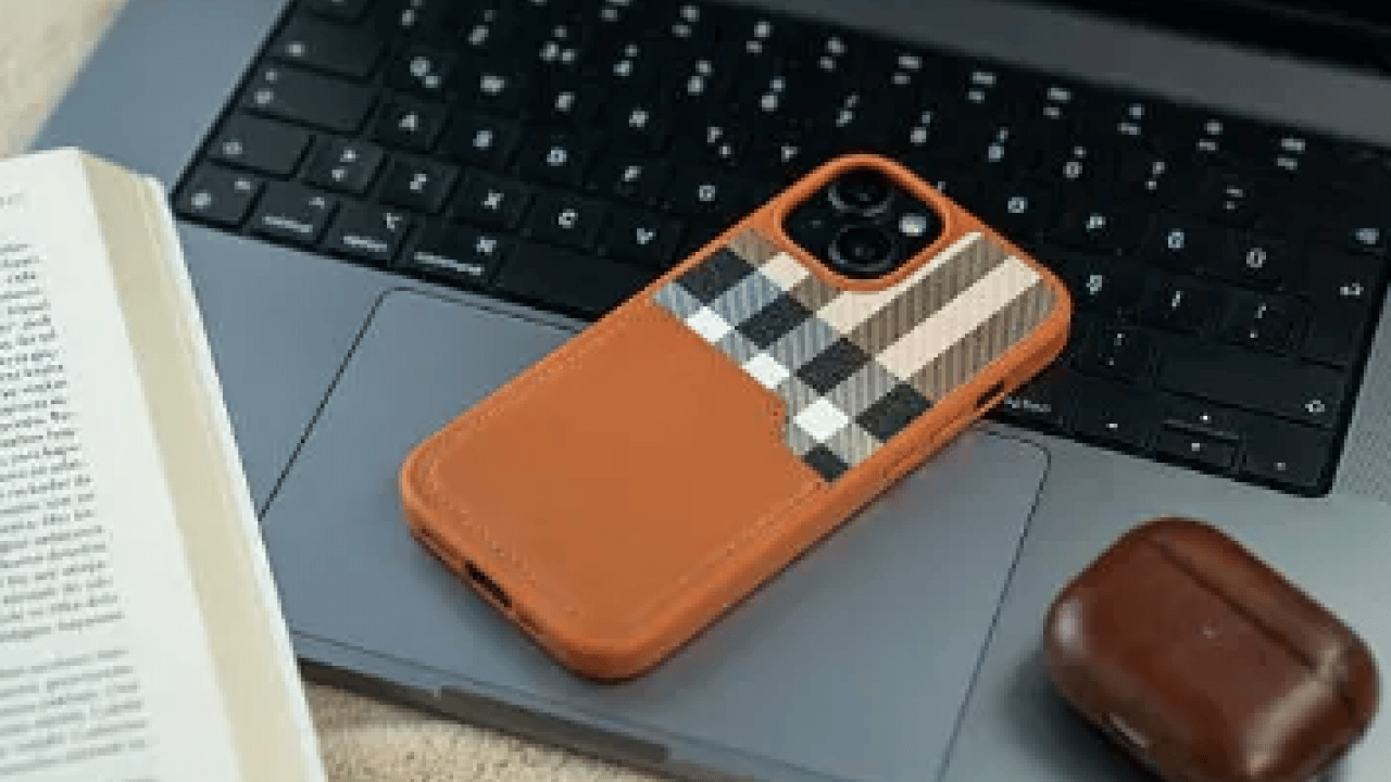 Foto - Birer koruma aparatı... Kılıf seçerken sakın bu 5 hatayı yapmayın! Meğer telefonları...