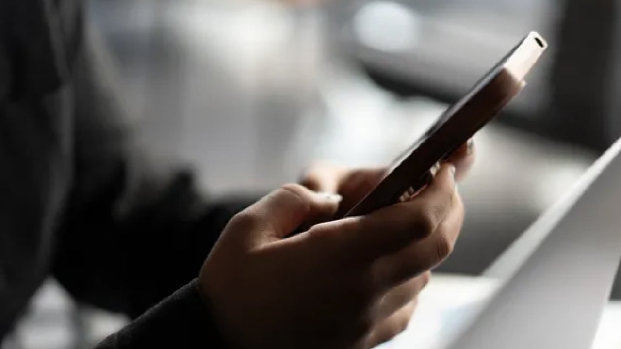 Foto - Birer koruma aparatı... Kılıf seçerken sakın bu 5 hatayı yapmayın! Meğer telefonları...