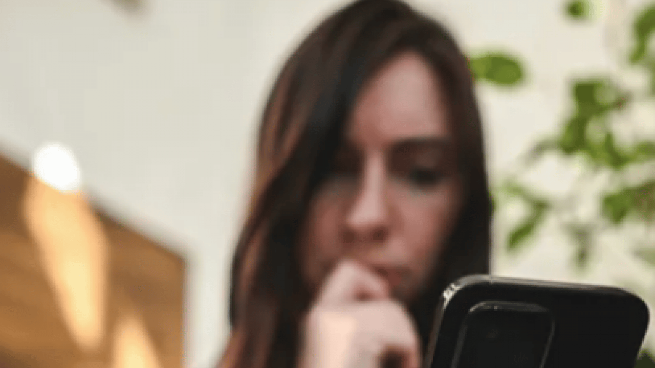 Foto - Birer koruma aparatı... Kılıf seçerken sakın bu 5 hatayı yapmayın! Meğer telefonları...