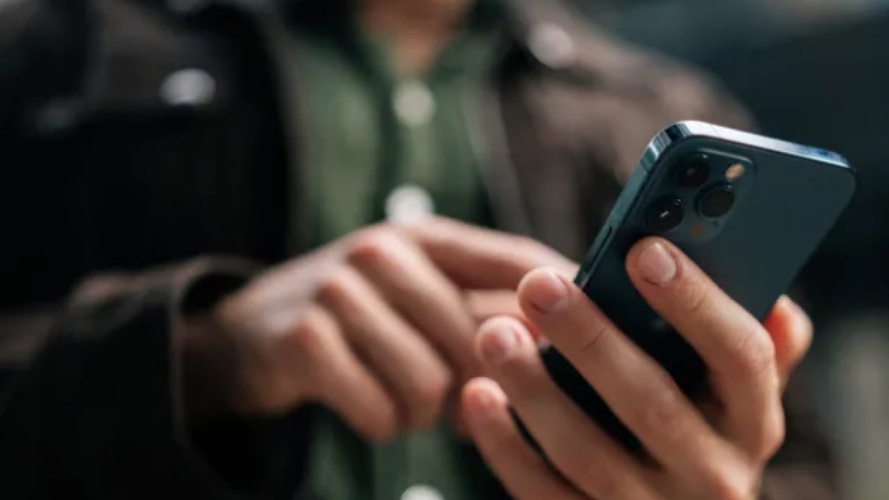 Foto - Birer koruma aparatı... Kılıf seçerken sakın bu 5 hatayı yapmayın! Meğer telefonları...