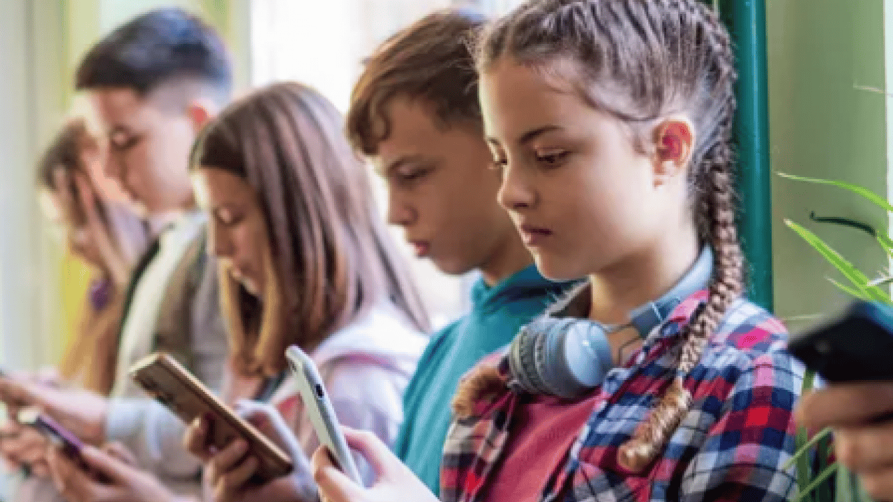 Foto - Birer koruma aparatı... Kılıf seçerken sakın bu 5 hatayı yapmayın! Meğer telefonları...