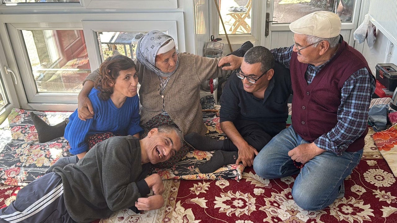 Biri 71 biri 72 yaşında! 52 yıldır 3 engelli evlatlarına hayatlarını adadılar