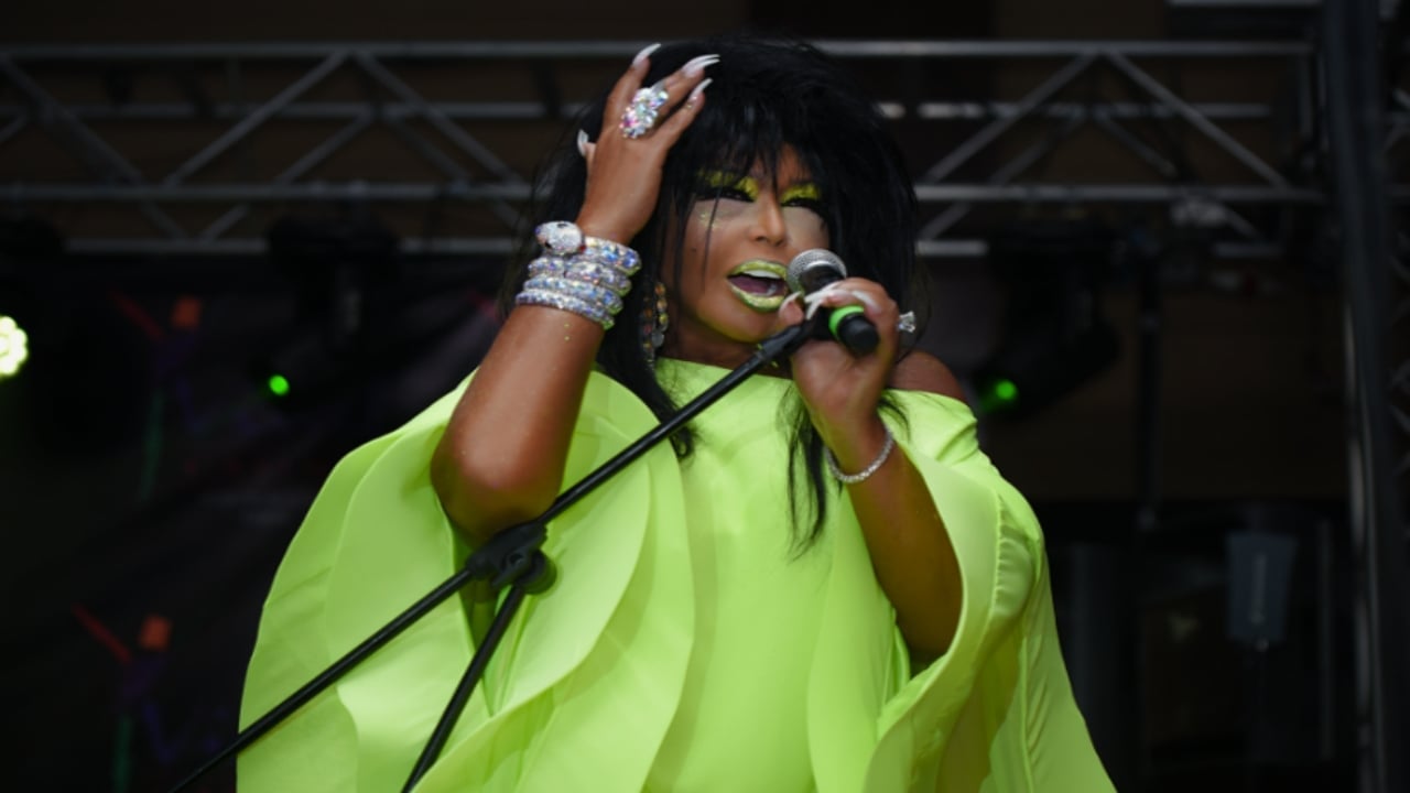 Foto - Birilerinin balon gibi şişirdiği Bülent Ersoy’dan büyük edepsizlik