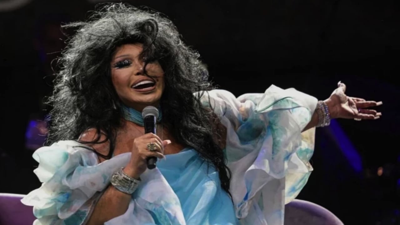 Foto - Birilerinin balon gibi şişirdiği Bülent Ersoy’dan büyük edepsizlik