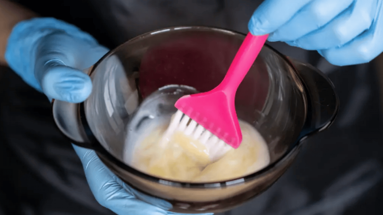 Foto - Birkaç basit malzeme ile.. 3 kaşık yetiyor! Saçı sapsarı yapıyor...