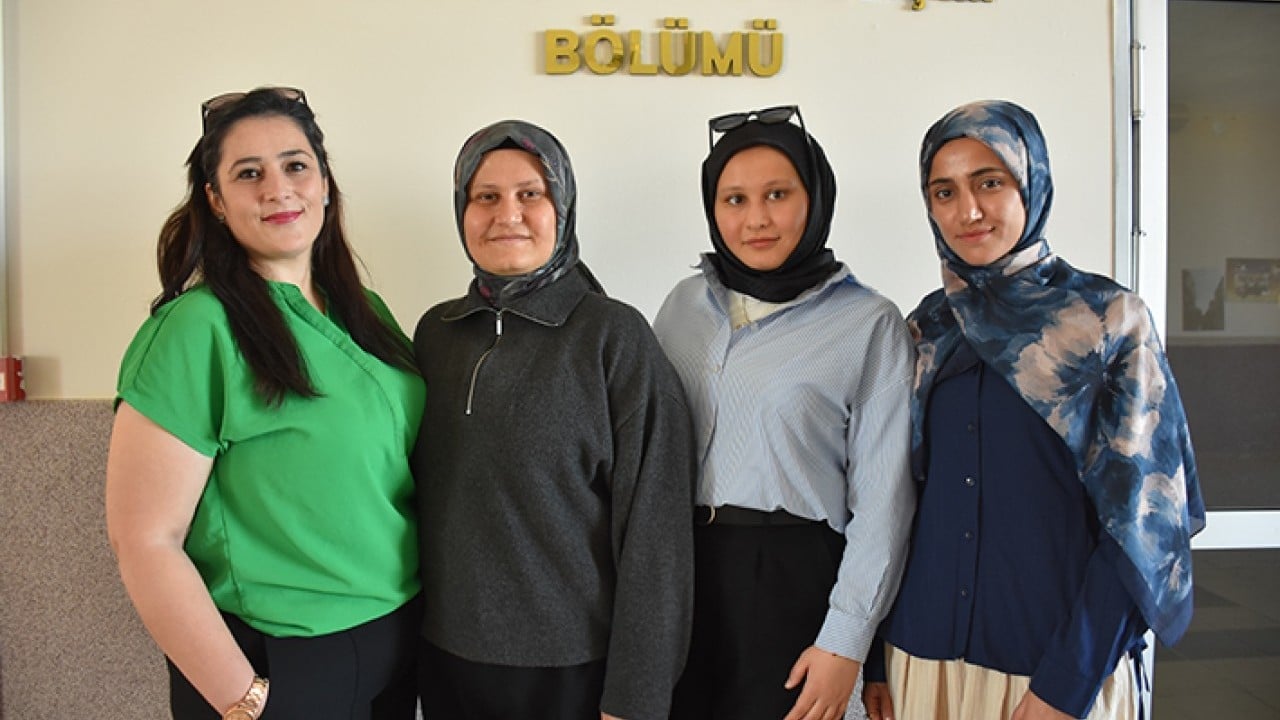 Foto - Birlikte mezun olacaklar Anne ile kızı üniversitede sınıf arkadaşı