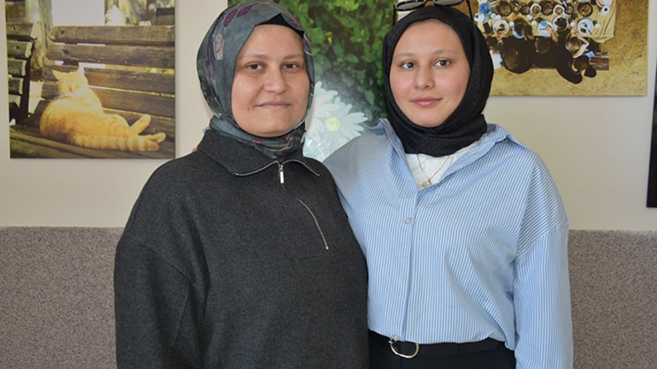 Birlikte mezun olacaklar Anne ile kızı üniversitede sınıf arkadaşı