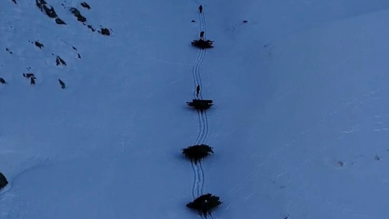 Foto - Bitlis kışa teslim! Kar yolları kapattı besiciler yolları kızakla aştı