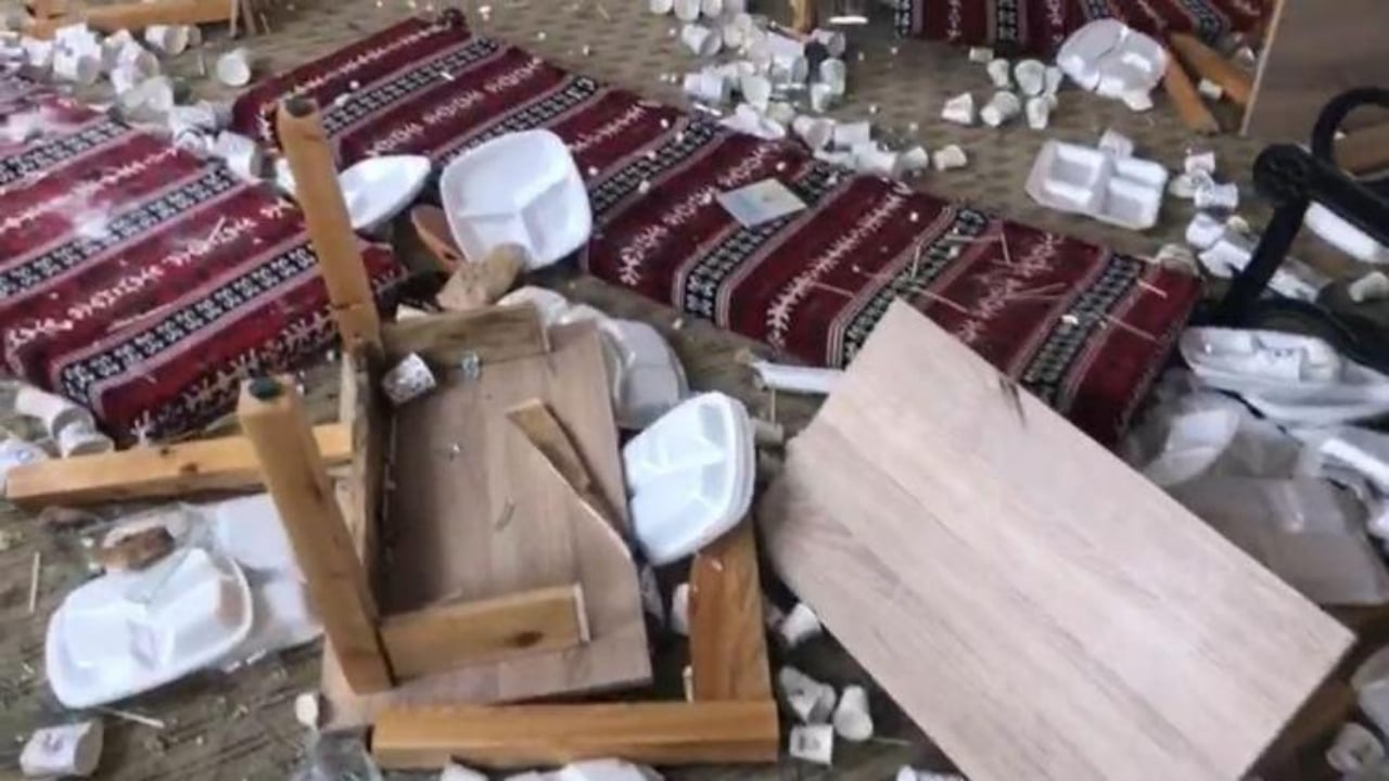 Foto - Biz ne zaman bu hale geldik? Taziye evine saldırıp, ortalığı savaş alanına çevirdiler