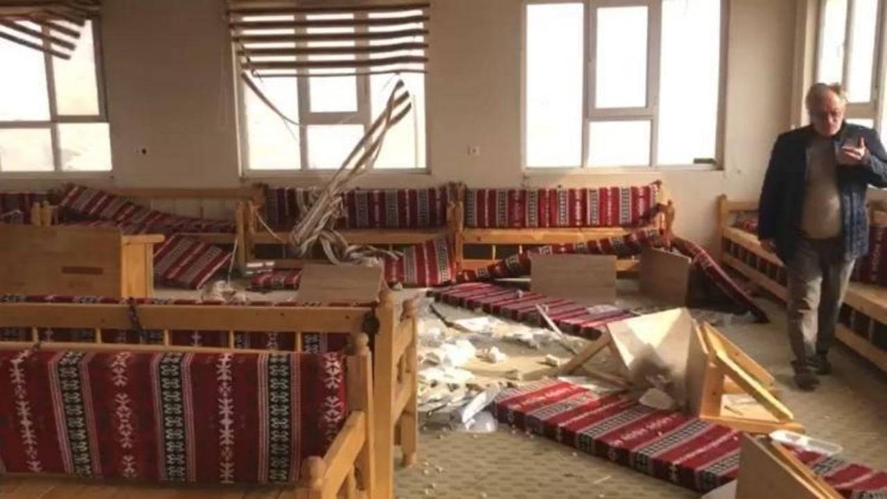 Foto - Biz ne zaman bu hale geldik? Taziye evine saldırıp, ortalığı savaş alanına çevirdiler