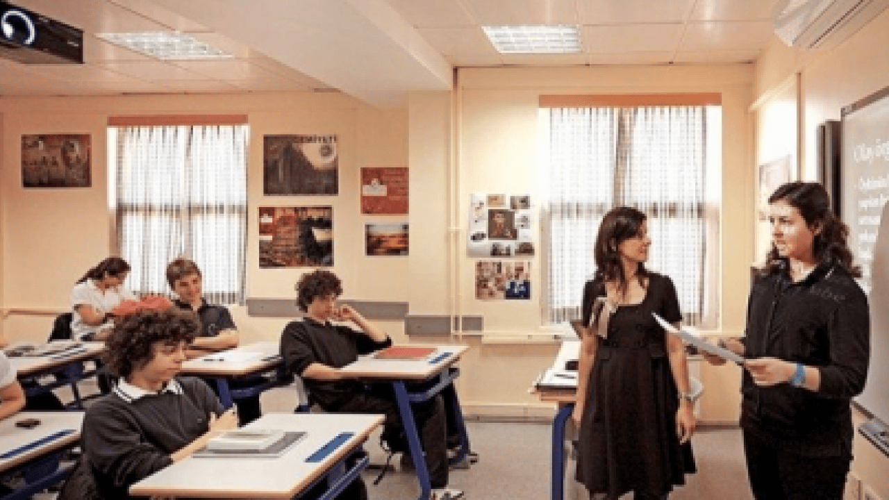 Foto - Bizim laikler bu karardan utanır mı? Sınıflara ’10 Emir’i asma zorunluluğu...