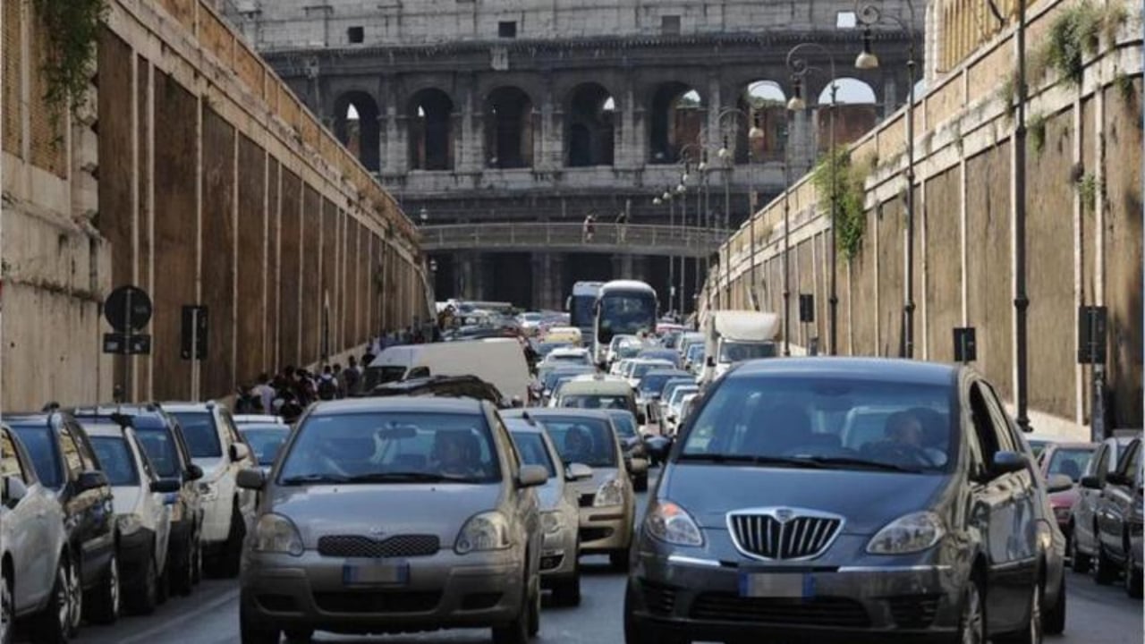 Foto - Bizim servet almamız lazım o zaman! Avrupa ülkesinde, trafikte 10 dakika kalana devlet para ödeyecek
