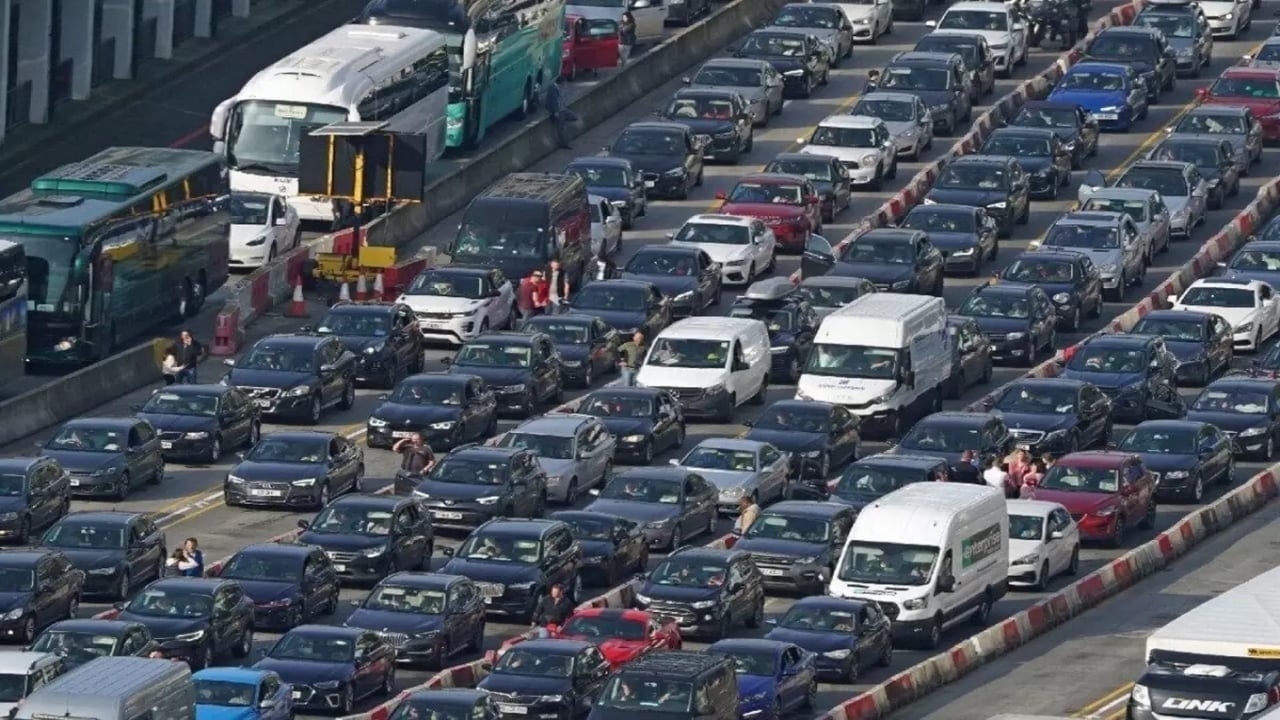 Foto - Bizim servet almamız lazım o zaman! Avrupa ülkesinde, trafikte 10 dakika kalana devlet para ödeyecek