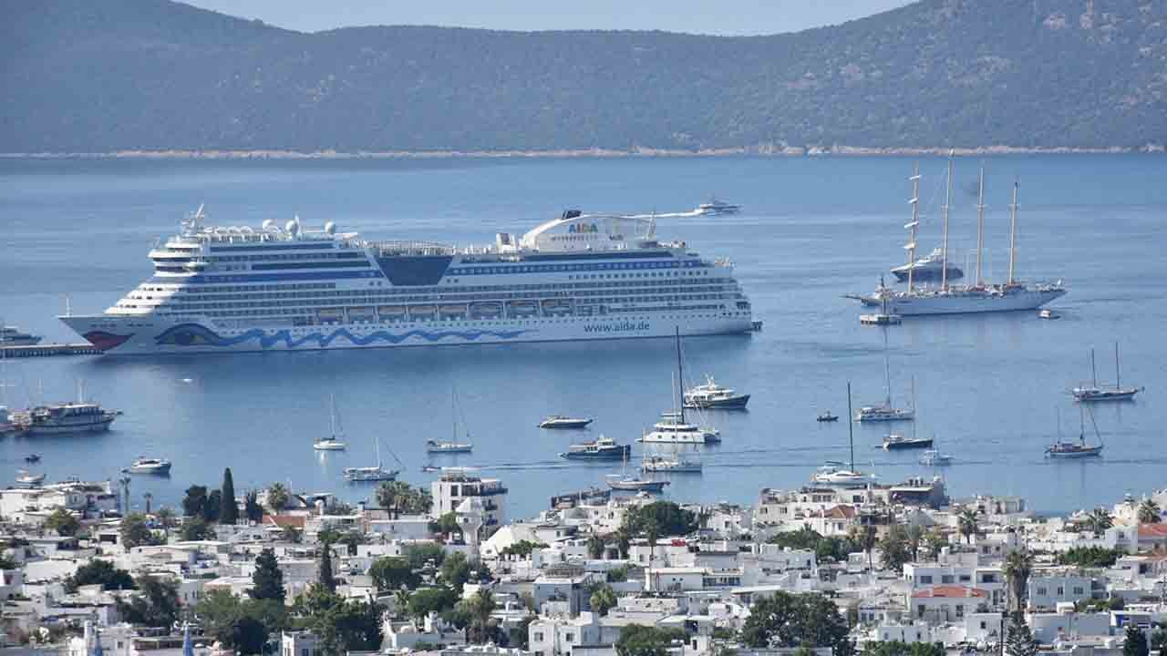 Foto - Bodrum’a turist akını: Limana aynı anda 3 kruvaziyer demirledi!