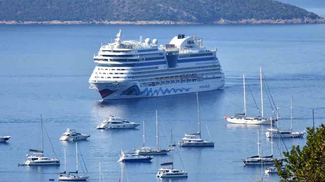 Bodrum’a turist akını: Limana aynı anda 3 kruvaziyer demirledi!