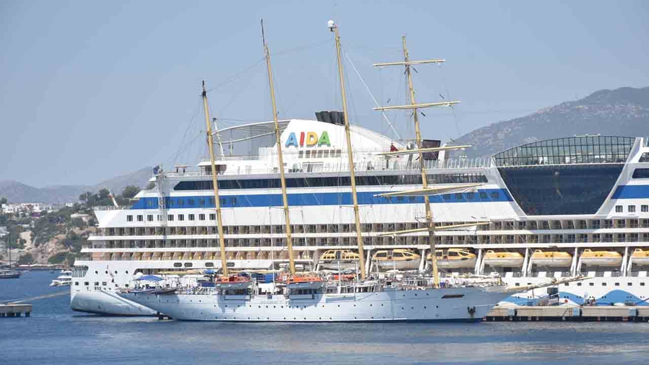 Foto - Bodrum’a turist akını: Limana aynı anda 3 kruvaziyer demirledi!