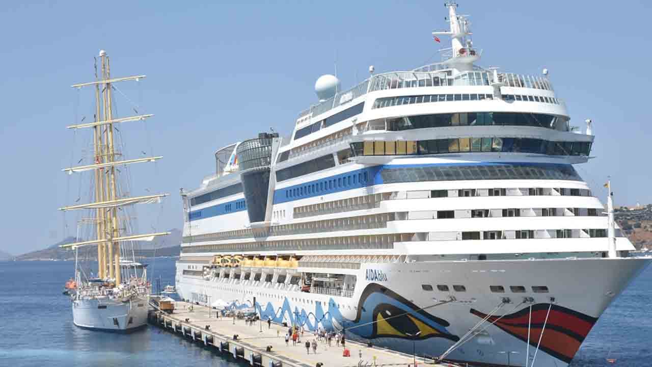 Foto - Bodrum’a turist akını: Limana aynı anda 3 kruvaziyer demirledi!