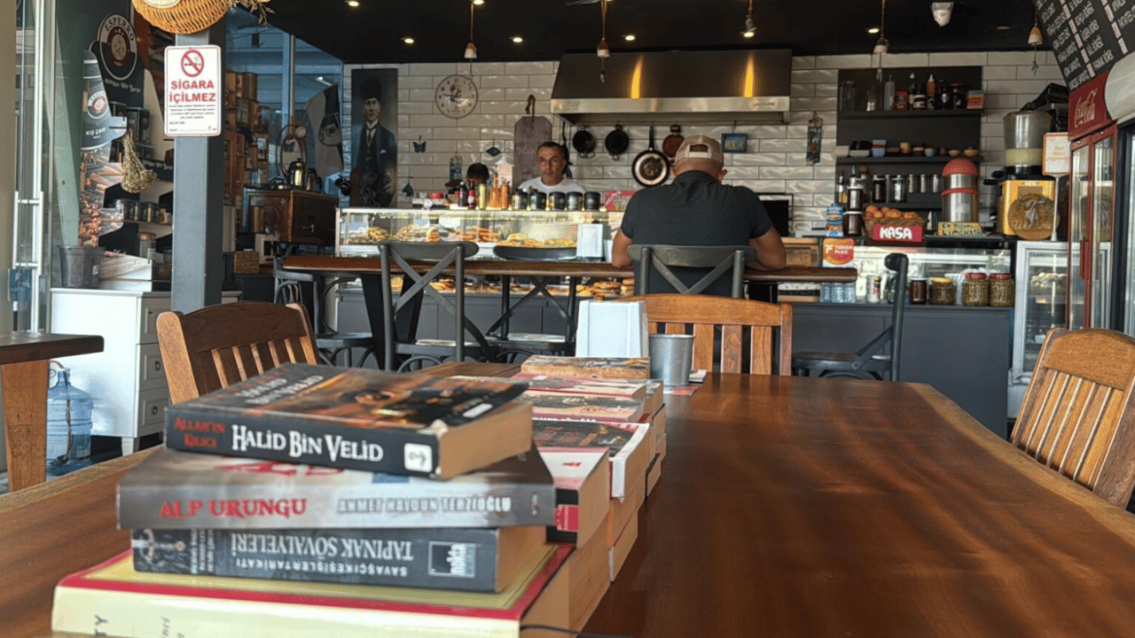 Bodrum’da kitapsever işletmeciden örnek davranış: Büfesini kütüphaneye çevirdi