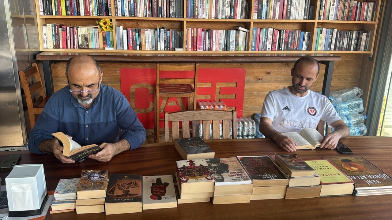 Foto - Bodrum’da kitapsever işletmeciden örnek davranış: Büfesini kütüphaneye çevirdi