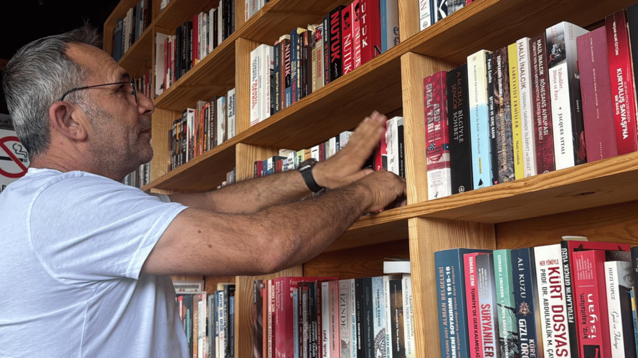 Foto - Bodrum’da kitapsever işletmeciden örnek davranış: Büfesini kütüphaneye çevirdi