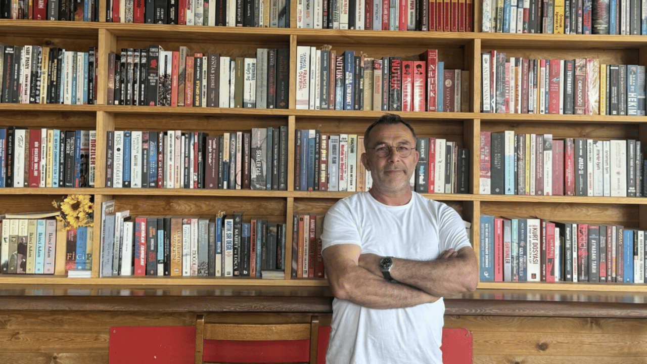 Foto - Bodrum’da kitapsever işletmeciden örnek davranış: Büfesini kütüphaneye çevirdi