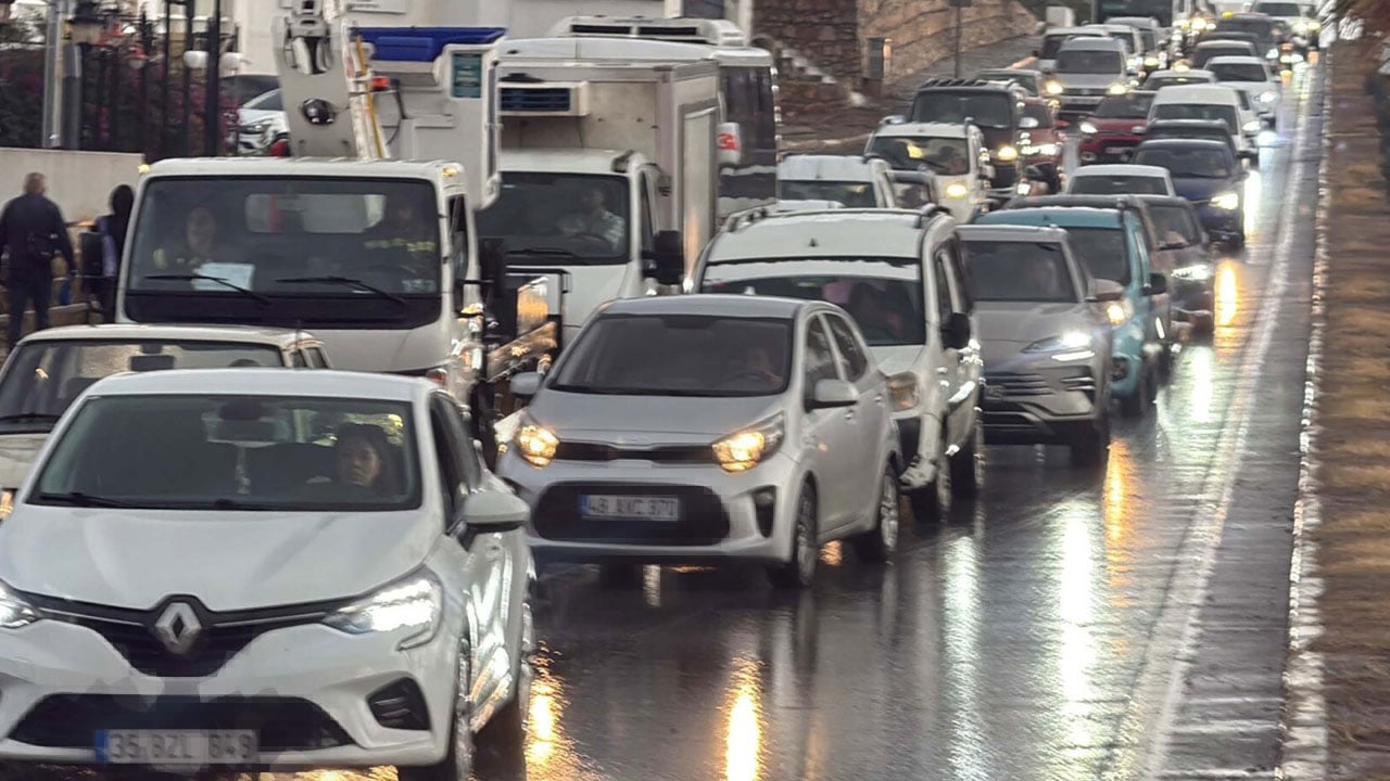 Foto - Bodrum'da yollar göle döndü! Sağanak hayatı felç etti
