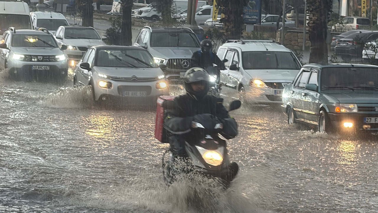 Bodrum'da yollar göle döndü! Sağanak hayatı felç etti