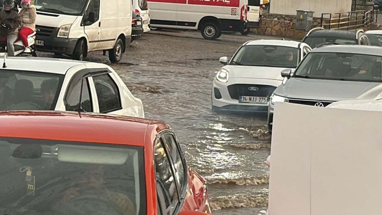 Foto - Bodrum'da yollar göle döndü! Sağanak hayatı felç etti