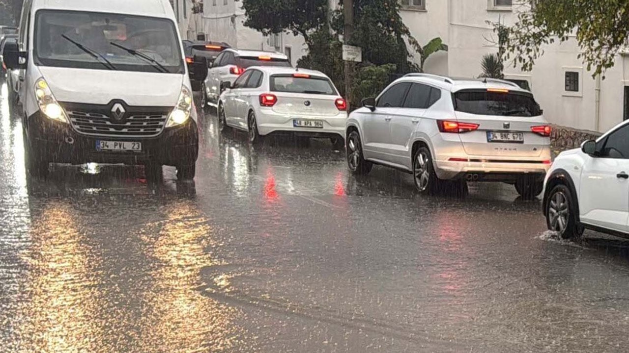 Foto - Bodrum'da yollar göle döndü! Sağanak hayatı felç etti