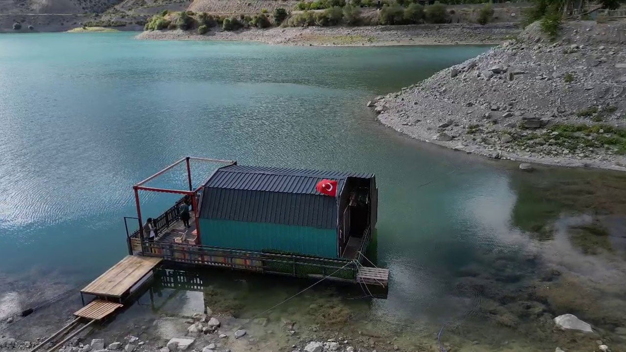 Foto - Bölgenin kaderi değişiyor! Bu ev Tortum Gölü'nde yüzüyor