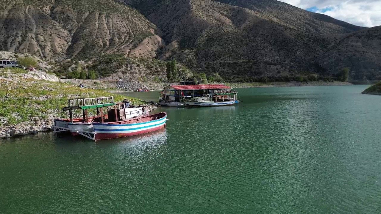 Foto - Bölgenin kaderi değişiyor! Bu ev Tortum Gölü'nde yüzüyor