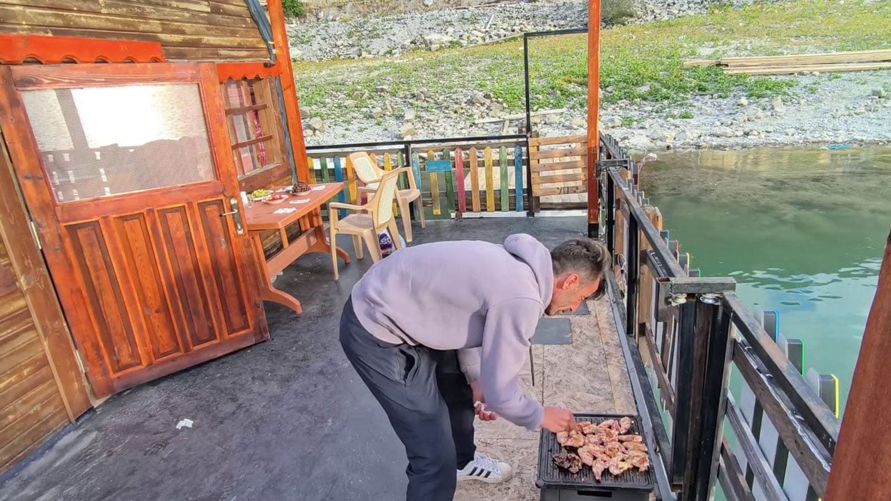 Foto - Bölgenin kaderi değişiyor! Bu ev Tortum Gölü'nde yüzüyor