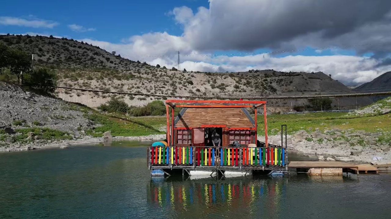 Bölgenin kaderi değişiyor! Bu ev Tortum Gölü'nde yüzüyor
